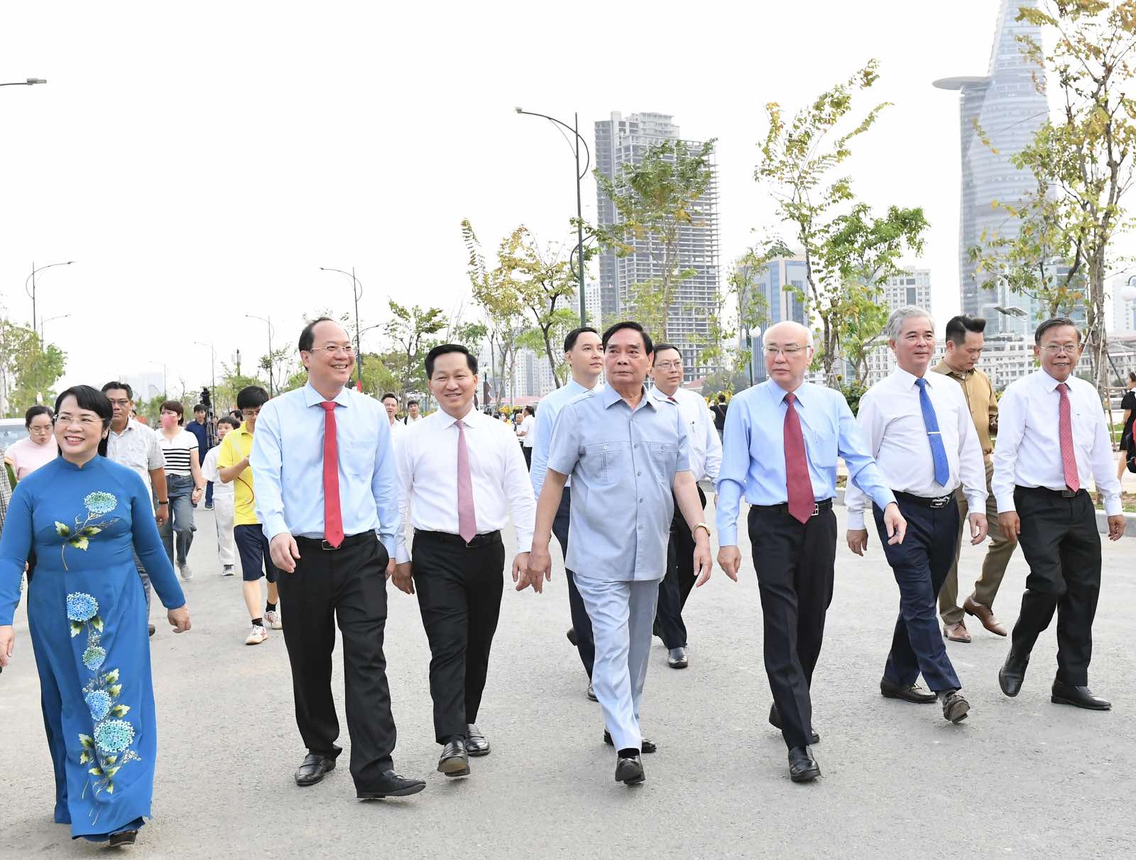 Các đồng chí lãnh đạo tham quan Công viên bờ sông Sài Gòn (Ảnh: Việt Dũng).